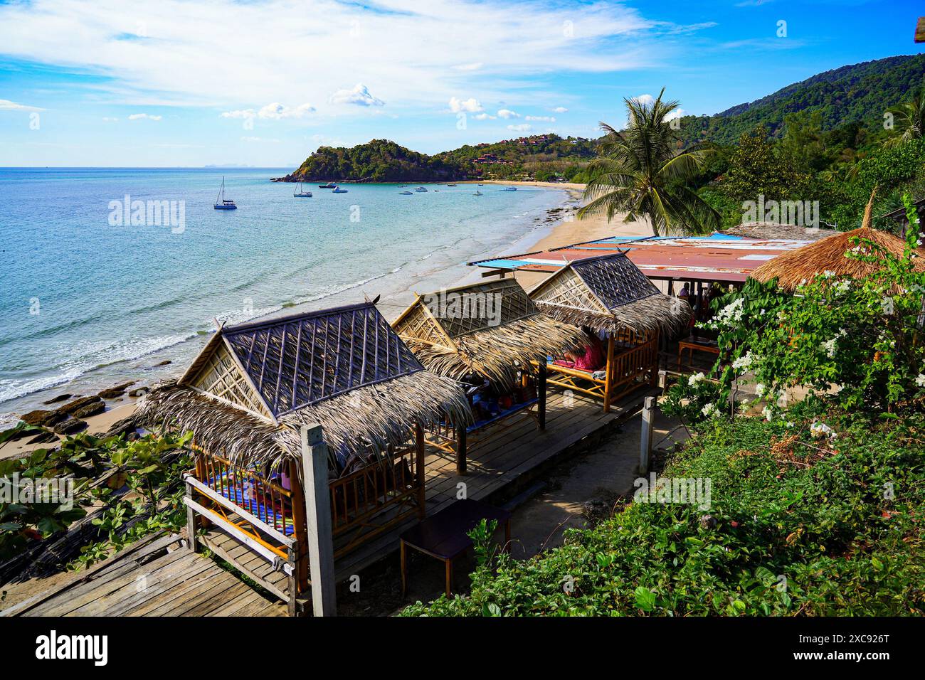 Bungalows en bois surplombant la baie de Ba Kantiang Beach sur l'île de Koh Lanta dans la mer d'Andaman, province de Krabi, Thaïlande Banque D'Images