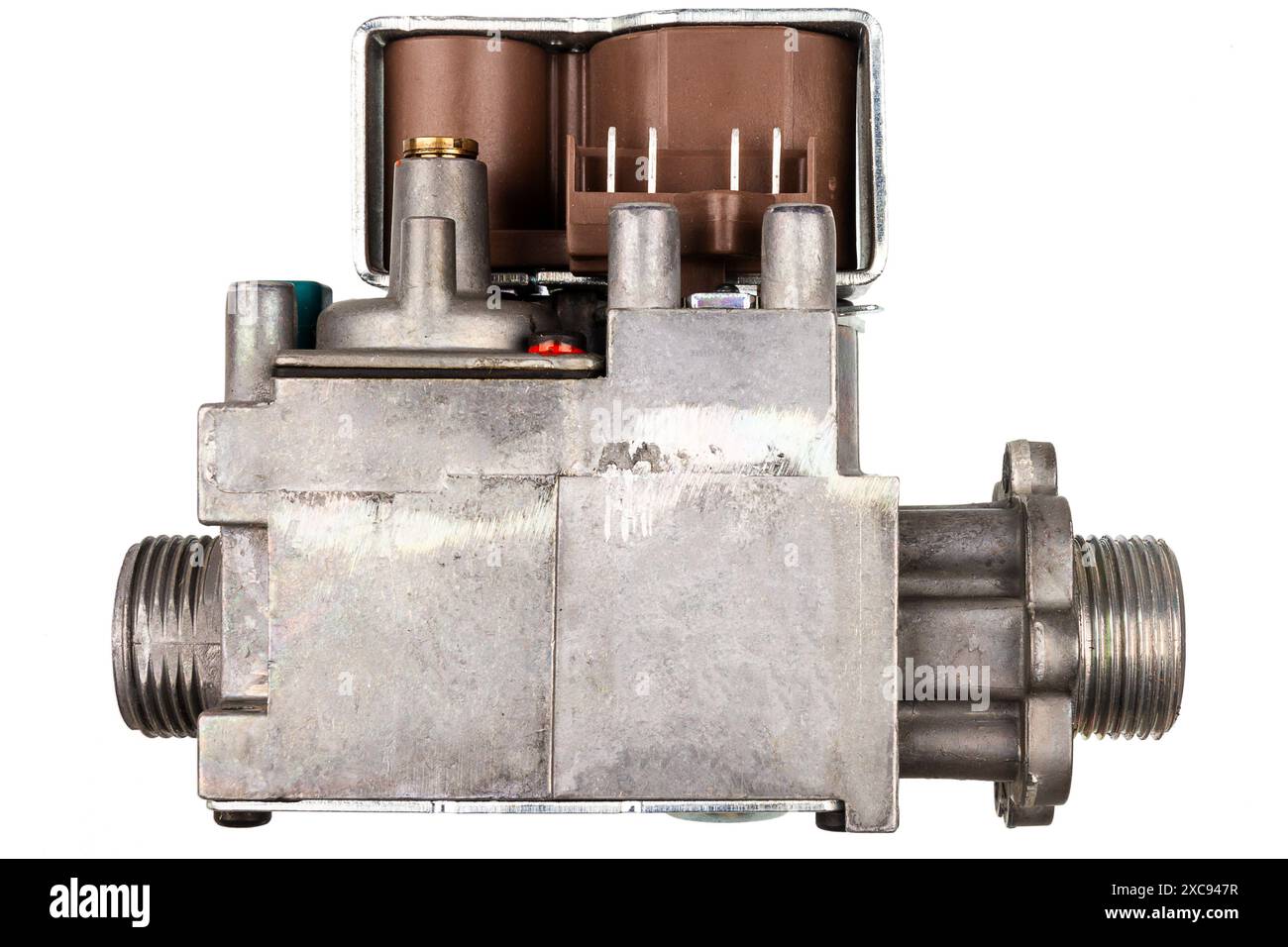 Pièce de chaudière à gaz de rechange isolée sur fond blanc. Gros plan d'une vanne usagée faisant partie d'un brûleur à gaz dans une chaudière à condensation. Banque D'Images