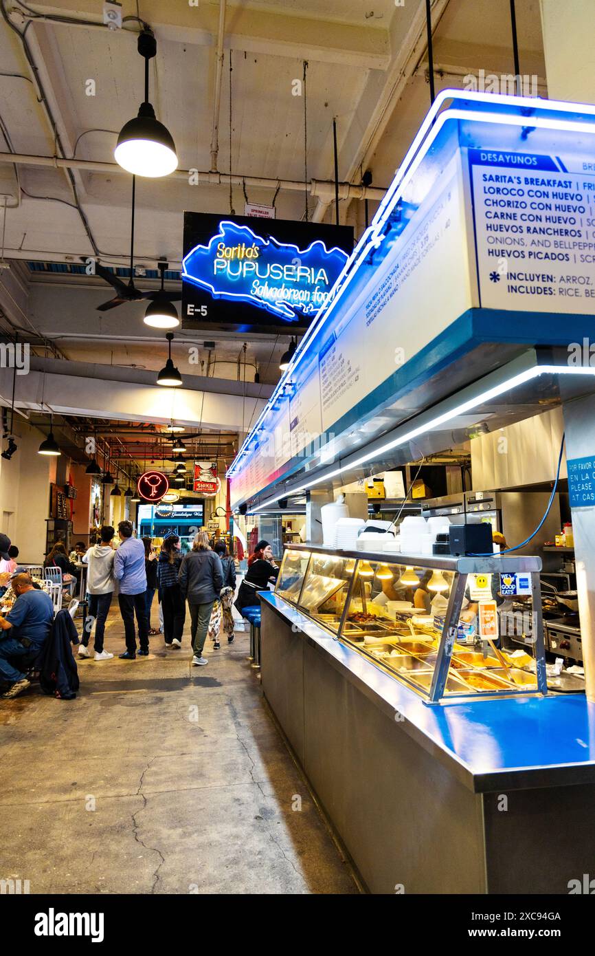 Sarita's Pupuseria servant une cuisine salvadorienne, Grand Central Market Food court, Downtown Los Angeles, Californie, États-Unis Banque D'Images