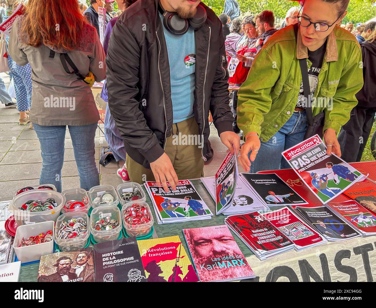 Paris, France, foule, manifestation contre l'extrême droite, « Nouveau Front populaire », les militants communistes distribuent des brochures politiques, protestations publiques Banque D'Images