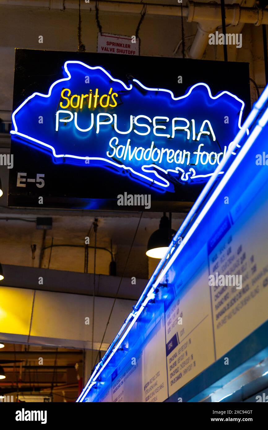 Sarita's Pupuseria servant une cuisine salvadorienne, Grand Central Market Food court, Downtown Los Angeles, Californie, États-Unis Banque D'Images