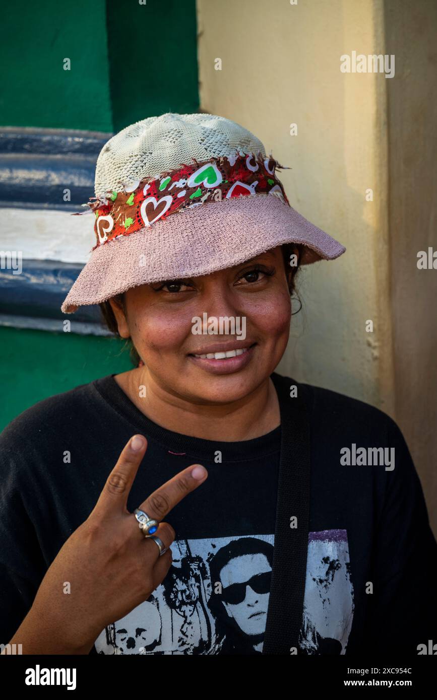 Jeune femme souriante et montrant le signe de la victoire, Leon, Nicaragua Banque D'Images