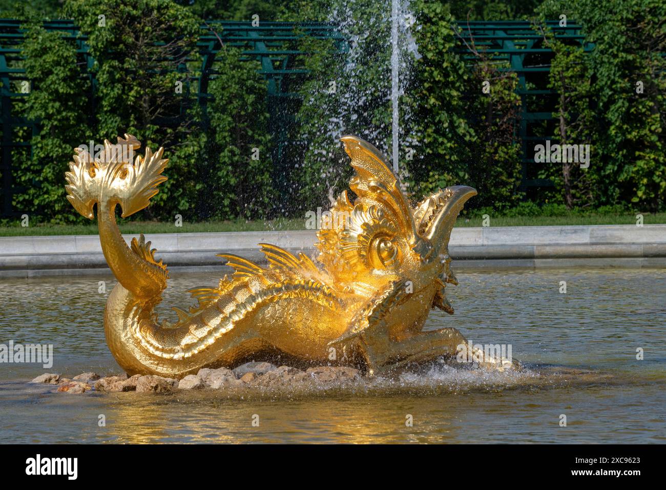 Petrodvorets, RUSSIE - 04 JUIN 2024 : monstre marin dans la fontaine un jour ensoleillé de juin. Fragment d'une fontaine dans le parc supérieur du palais Peterhof Banque D'Images