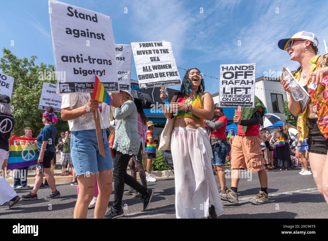 Les gens portent des pancartes dans Pride Parade 2024 protestant contre le fanatisme anti-trans et le levage de rajah, et pour les droits des femmes, Albuquerque, Nouveau-Mexique, États-Unis. Banque D'Images