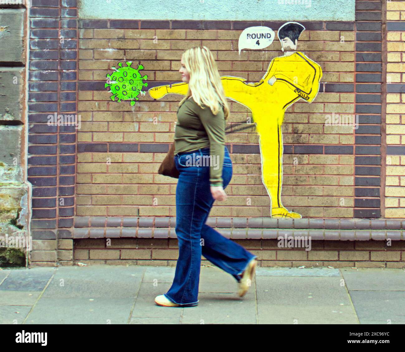 Glasgow, Écosse, Royaume-Uni. 15 juin 2024 : grippe aviaire et coronavirus Art mural pré-évoquant la nouvelle pandémie avec un message kick it out. Crédit Gerard Ferry /Alamy Live News Banque D'Images