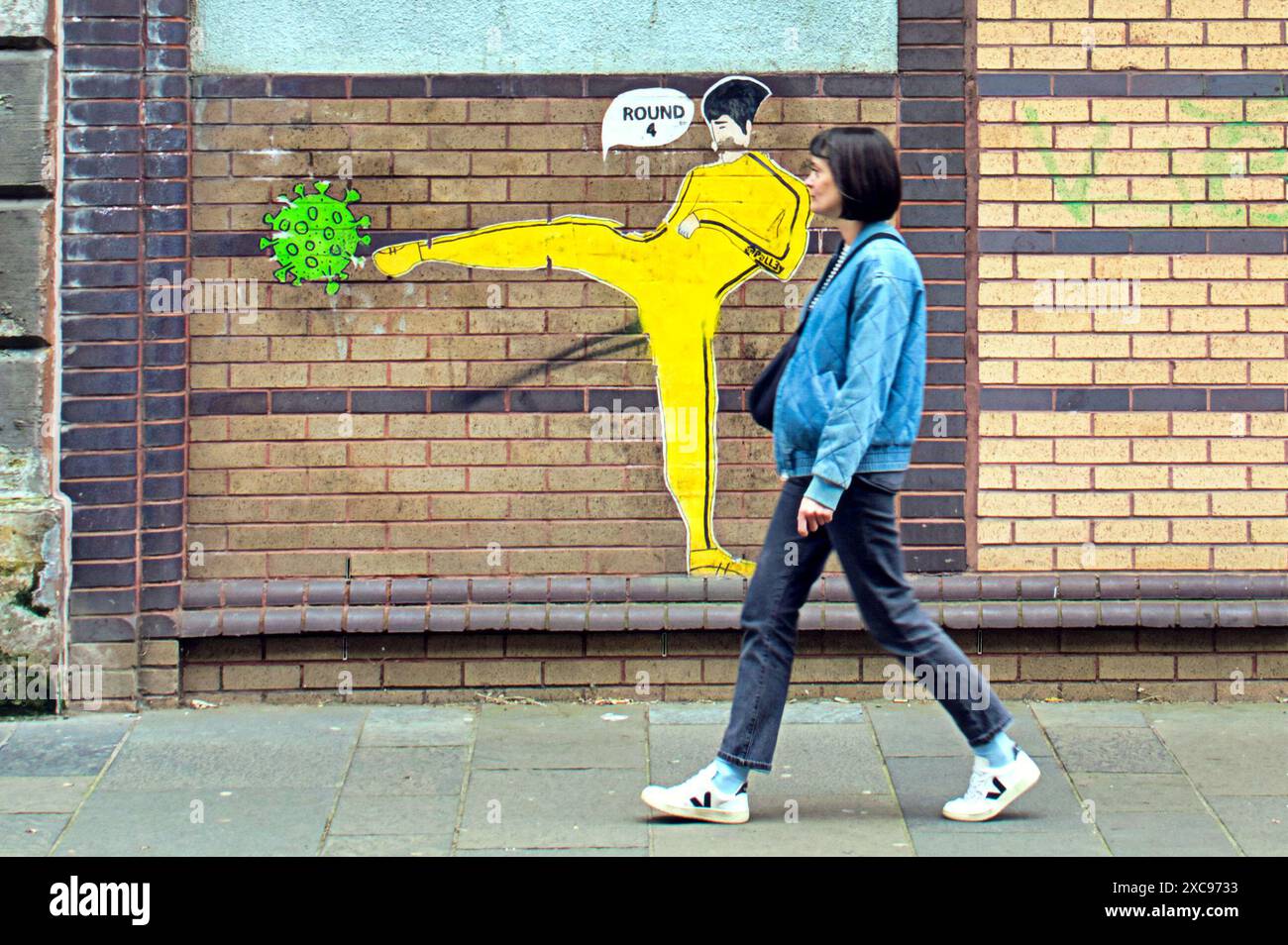 Glasgow, Écosse, Royaume-Uni. 15 juin 2024 : grippe aviaire et coronavirus Art mural pré-évoquant la nouvelle pandémie avec un message kick it out. Crédit Gerard Ferry /Alamy Live News Banque D'Images