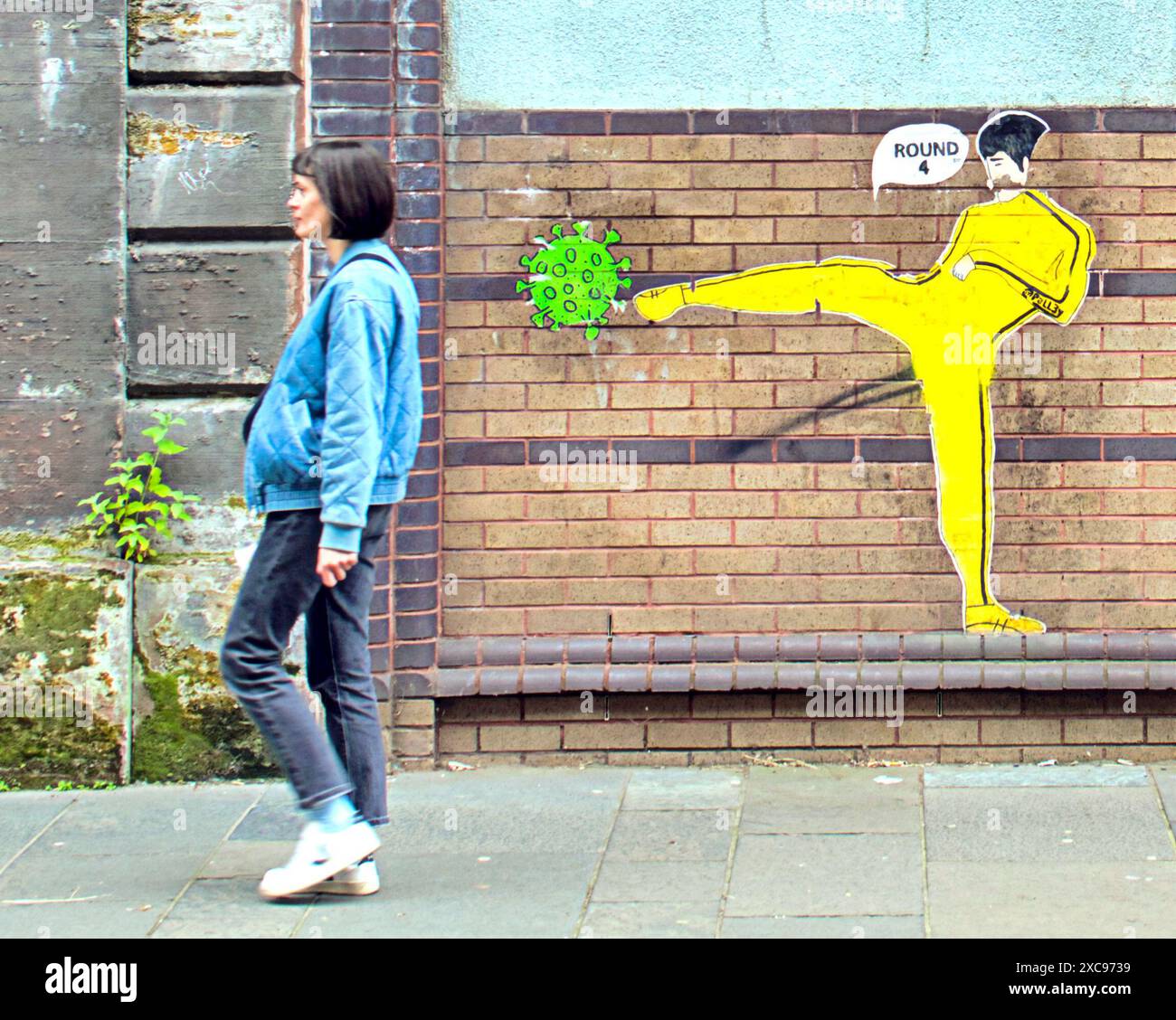 Glasgow, Écosse, Royaume-Uni. 15 juin 2024 : grippe aviaire et coronavirus Art mural pré-évoquant la nouvelle pandémie avec un message kick it out. Crédit Gerard Ferry /Alamy Live News Banque D'Images