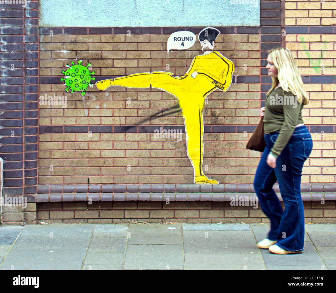 Glasgow, Écosse, Royaume-Uni. 15 juin 2024 : grippe aviaire et coronavirus Art mural pré-évoquant la nouvelle pandémie avec un message kick it out. Crédit Gerard Ferry /Alamy Live News Banque D'Images