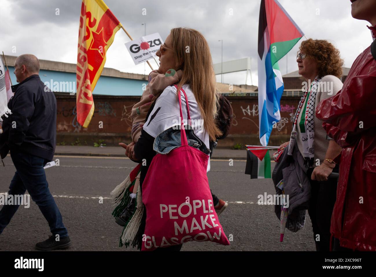 Glasgow, Royaume-Uni. 15 juin 2024. Rassemblement pro-palestinien dans la ville, organisé par Stop the War (Scotland) Coalition, avec des orateurs à la fin du rassemblement à Queen’s Park, dont l’ancien premier ministre Humza Yousaf SNP, et le recteur de l’Université de Glasgow Ghassan Abu Sitta, à Glasgow, Écosse, le 15 juin 2024. Crédit photo : Jeremy Sutton-Hibbert/ Alamy Live News Banque D'Images