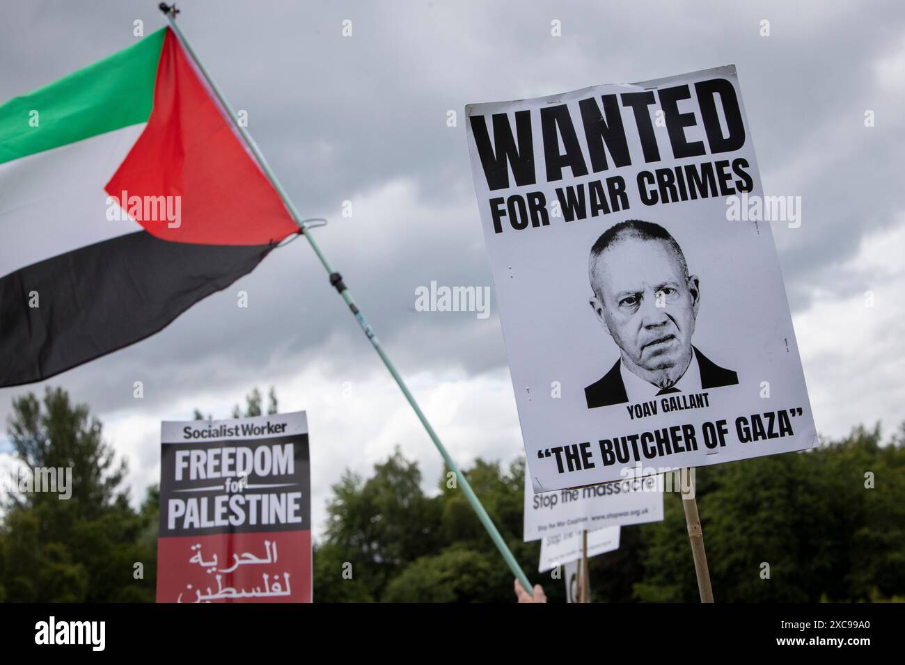 Glasgow, Royaume-Uni. 15 juin 2024. Rassemblement pro-palestinien dans la ville, organisé par Stop the War (Scotland) Coalition, avec des orateurs à la fin du rassemblement à Queen’s Park, dont l’ancien premier ministre Humza Yousaf SNP, et le recteur de l’Université de Glasgow Ghassan Abu Sitta, à Glasgow, Écosse, le 15 juin 2024. Crédit photo : Jeremy Sutton-Hibbert/ Alamy Live News Banque D'Images