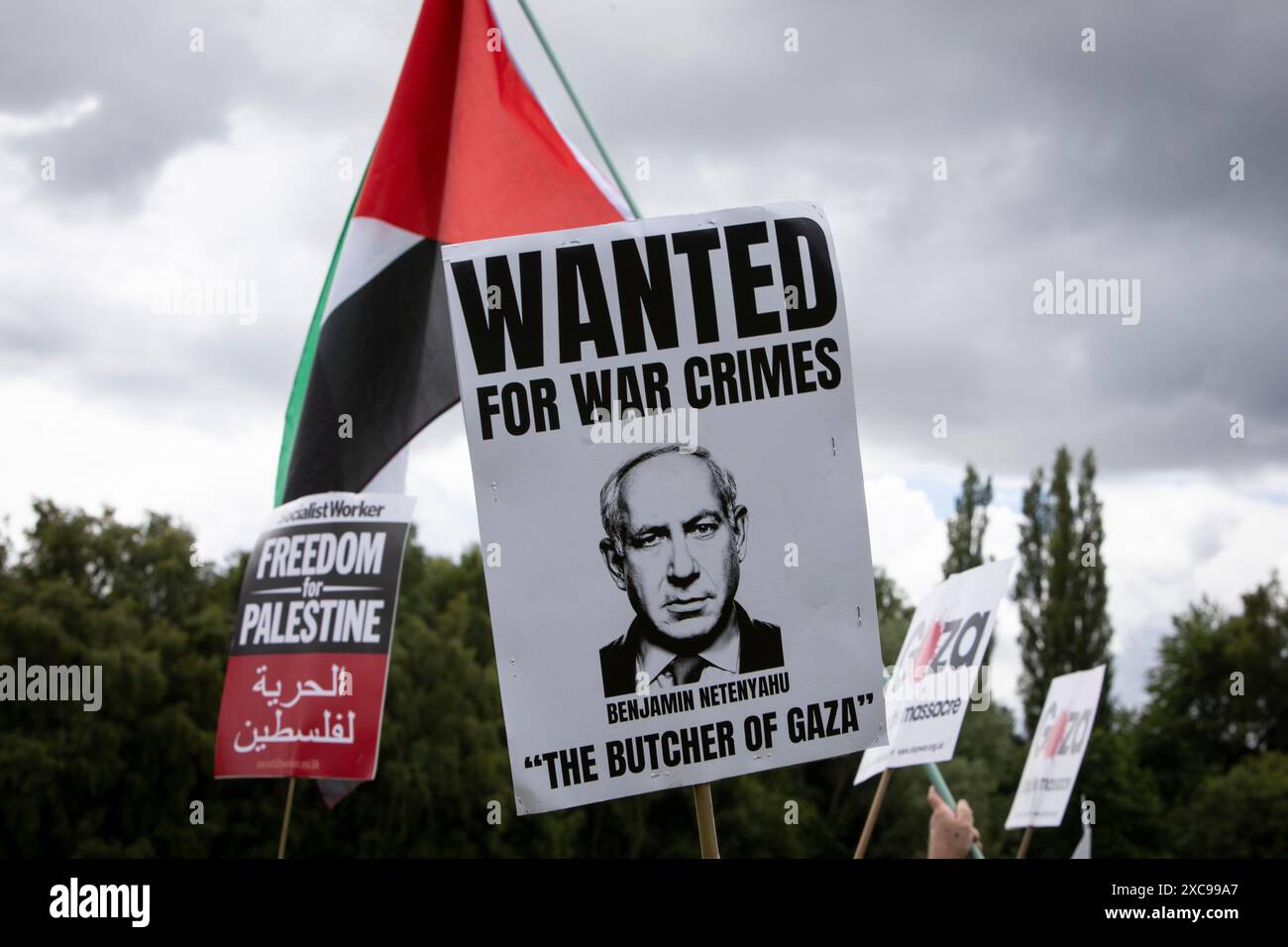 Glasgow, Royaume-Uni. 15 juin 2024. Rassemblement pro-palestinien dans la ville, organisé par Stop the War (Scotland) Coalition, avec des orateurs à la fin du rassemblement à Queen’s Park, dont l’ancien premier ministre Humza Yousaf SNP, et le recteur de l’Université de Glasgow Ghassan Abu Sitta, à Glasgow, Écosse, le 15 juin 2024. Crédit photo : Jeremy Sutton-Hibbert/ Alamy Live News Banque D'Images