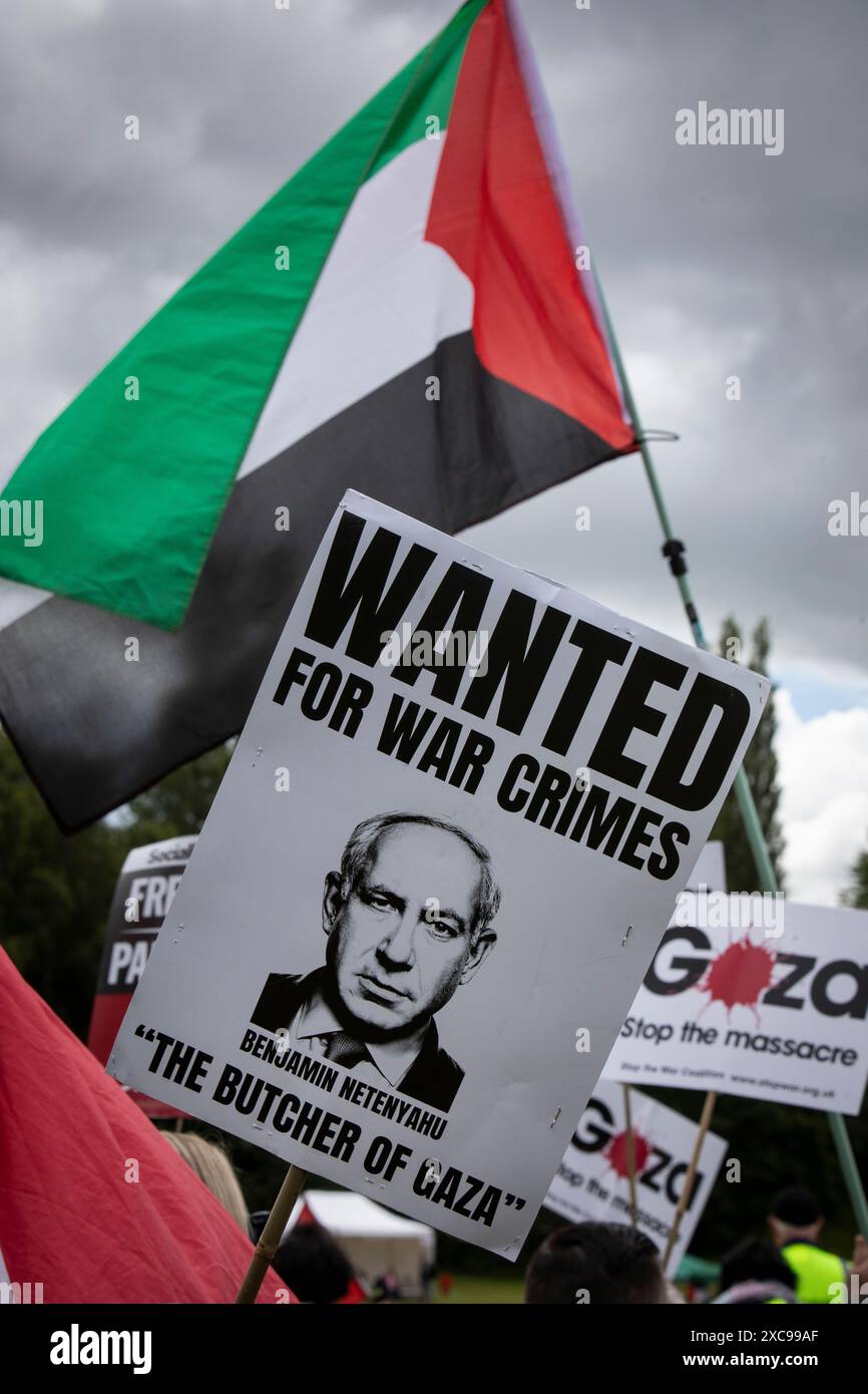 Glasgow, Royaume-Uni. 15 juin 2024. Rassemblement pro-palestinien dans la ville, organisé par Stop the War (Scotland) Coalition, avec des orateurs à la fin du rassemblement à Queen’s Park, dont l’ancien premier ministre Humza Yousaf SNP, et le recteur de l’Université de Glasgow Ghassan Abu Sitta, à Glasgow, Écosse, le 15 juin 2024. Crédit photo : Jeremy Sutton-Hibbert/ Alamy Live News Banque D'Images