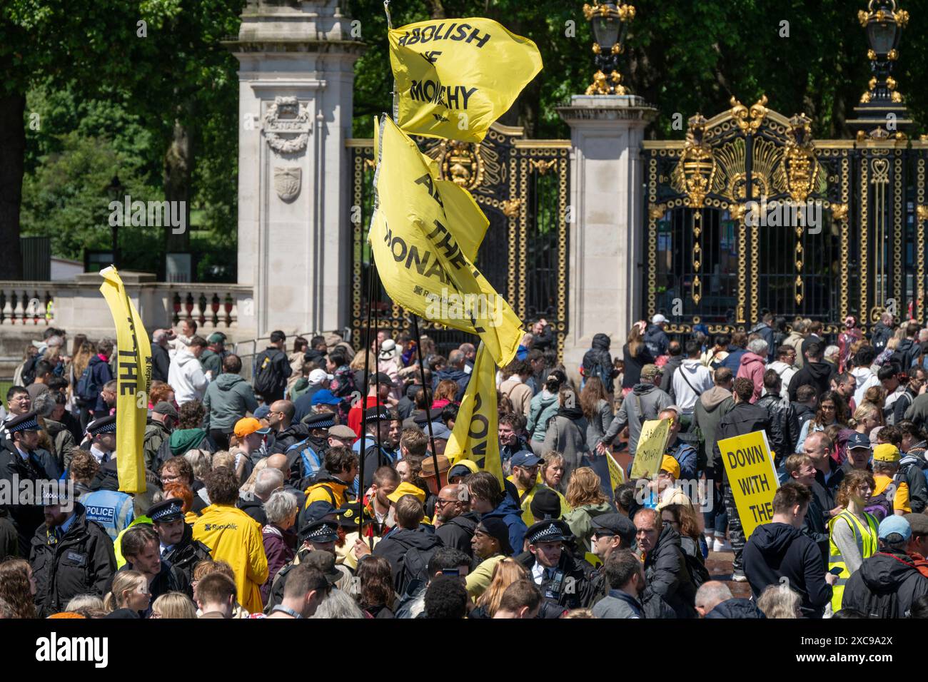 Londres, Royaume-Uni. 15 juin 2024. Dans un mélange de pluie torrentielle, de tonnerre et d’éclairs, et enfin de soleil, Trooping the Colour for the King’s Official Birthday Parade a lieu avec Catherine, Princesse de Galles, qui y assiste. Une poignée de manifestants républicains assistent à l'événement. Crédit : Malcolm Park/Alamy Live News Banque D'Images
