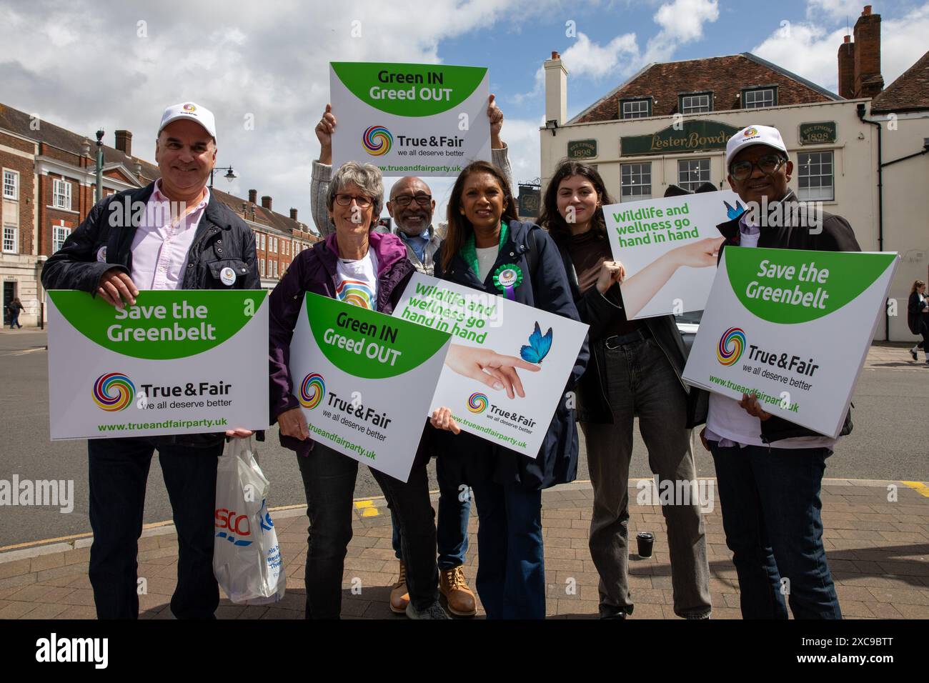 Epsom Surrey, Royaume-Uni, 15 juin 2024. Représentant la part True and Fair, Gina Miller et ses partisans brandissent des pancartes après avoir démarché sur Epsom High Street. Crédit : James Willoughby/Alamy Live News Banque D'Images