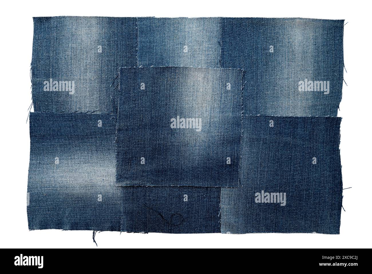 Morceau de denim déchiré sur un fond blanc. Texture denim Banque D'Images Morceau de denim déchiré sur un fond blanc. Texture denim Banque D'Images