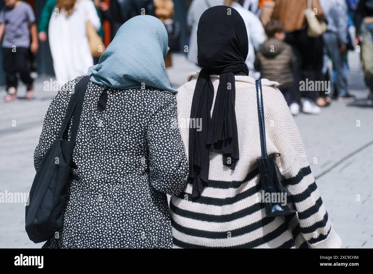 Düsseldorf 15.06.2024 Muslime Muslima Vollschleier Schleier Kopftuch Kopftücher Islam Islamismus Islamisten Hijab Düsseldorf Nordrhein-Westfalen Deutschland *** Düsseldorf 15 06 2024 Musulmans Muslima voile voile voile foulard Islam islamisme islamistes hijab Düsseldorf Rhénanie du Nord-Westphalie Allemagne Banque D'Images