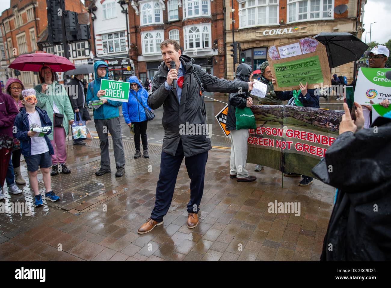 Epsom Surrey, Royaume-Uni, 15 juin 2024. Candidat travailliste pour Epsom et Ewell, Mark Todd prononce un discours après avoir démarché sur Epsom High Street. Crédit : James Willoughby/Alamy Live News Banque D'Images