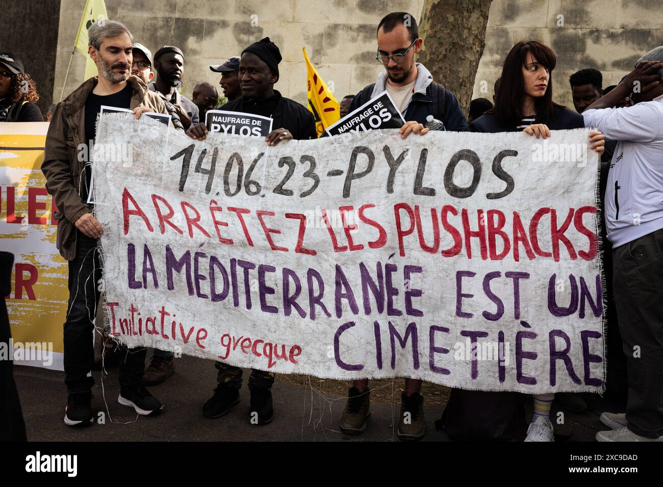 Les manifestants tiennent une banderole en souvenir du naufrage tragique de Pylos, pendant la manifestation. Des dizaines de personnes ont manifesté près de la place Trocadéro à Paris contre le racisme et les politiques frontalières européennes. Ils ont également exigé l'annulation de la loi Darmanin et une révision constitutionnelle du droit d'asile à Mayotte. La manifestation visait également à rendre hommage aux victimes du tragique naufrage causé par les autorités grecques, qui a tué plus de 600 personnes au large des côtes de Pylos en Grèce. (Photo Telmo Pinto/SOPA images/SIPA USA) Banque D'Images