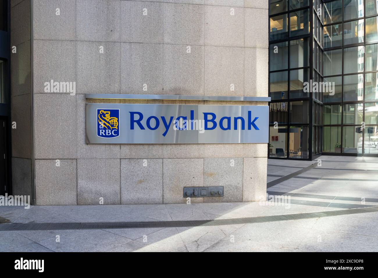 Toronto, Canada - 22 octobre 2023 : RBC (Banque Royale du Canada) signe sur l’immeuble du quartier financier de Toronto. Banque D'Images