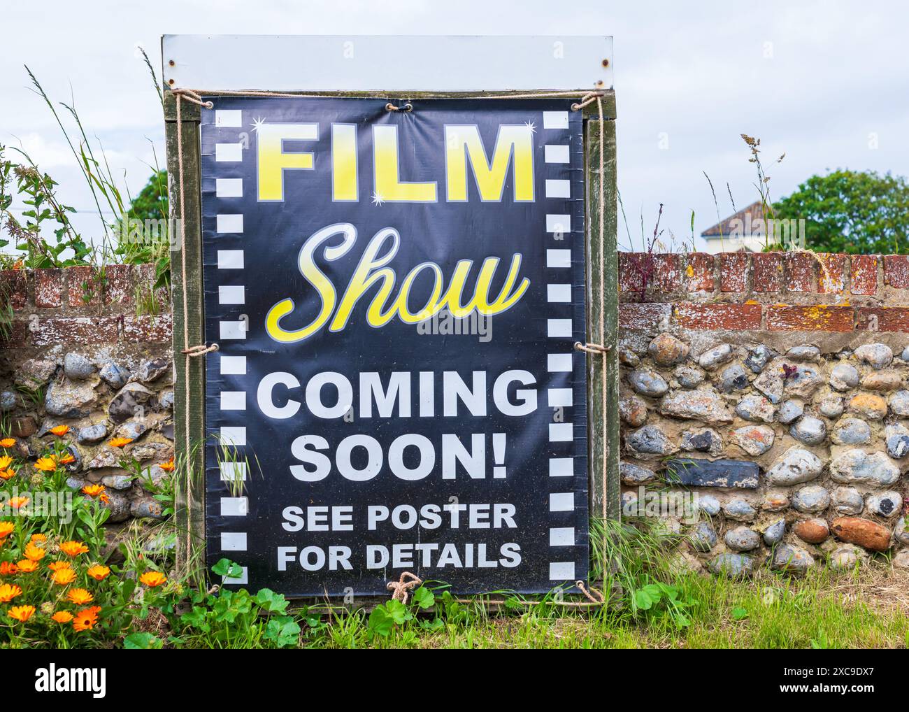 Film Show Coming Soon affiche à côté d'un mur en orientation paysage Banque D'Images Film Show Coming Soon affiche à côté d'un mur en orientation paysage Banque D'Images
