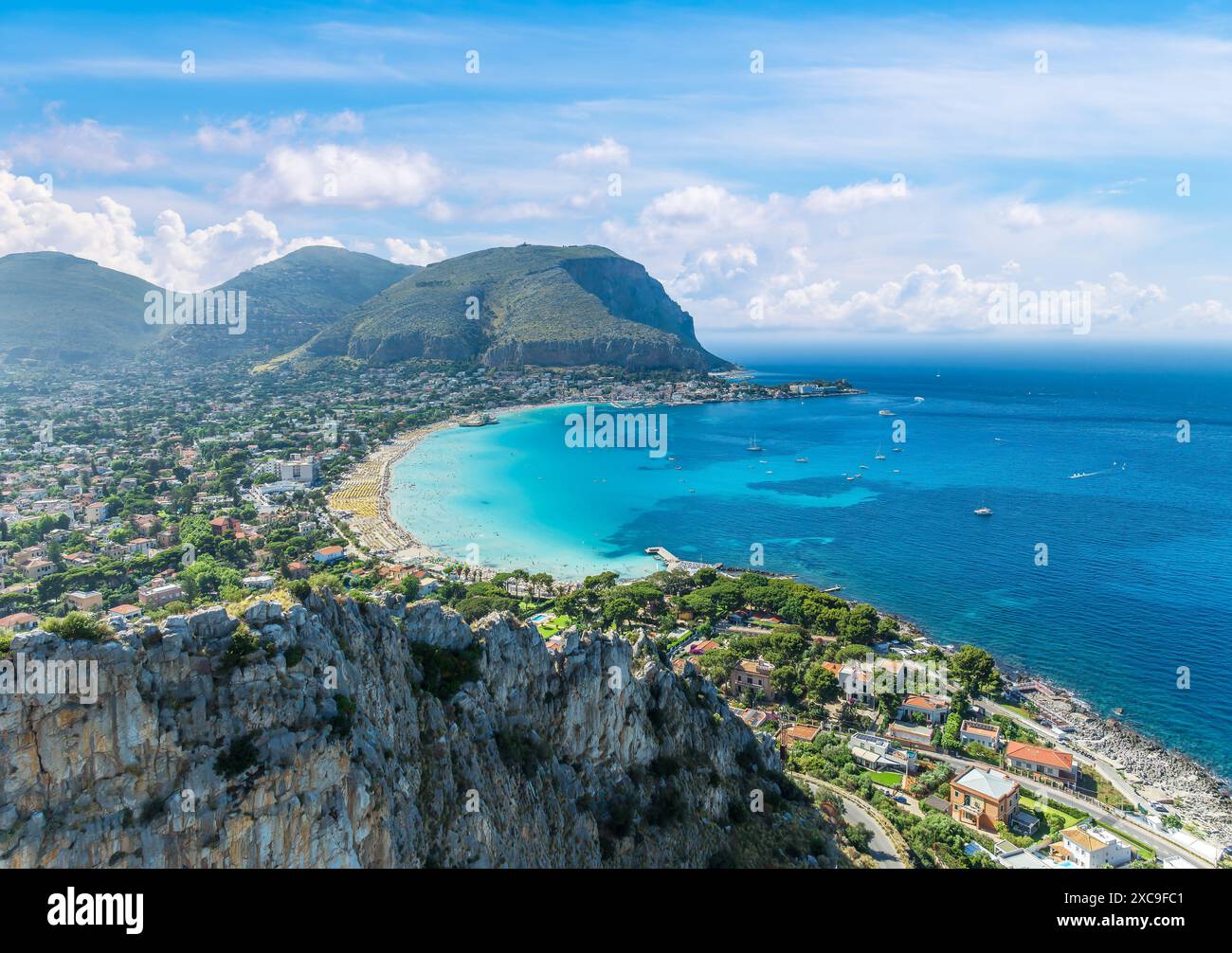 Beauté époustouflante de la plage de Mondello à Palerme, en Sicile, avec ses eaux turquoises, ses rives sablonneuses et ses paysages pittoresques. Banque D'Images Beauté époustouflante de la plage de Mondello à Palerme, en Sicile, avec ses eaux turquoises, ses rives sablonneuses et ses paysages pittoresques. Banque D'Images