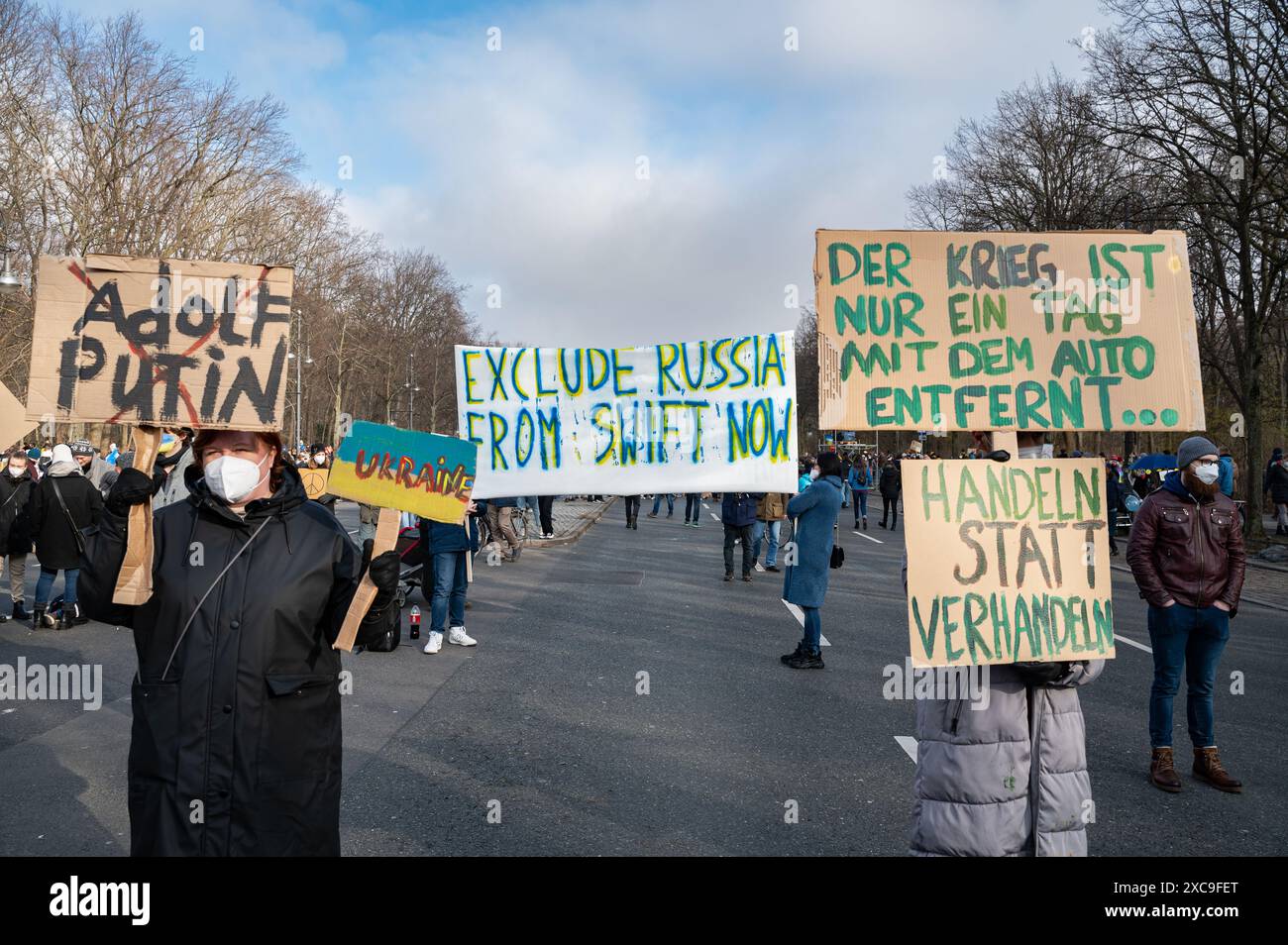 27.02.2022, Berlin, Allemagne, Europe - des milliers de personnes protestent pour la paix en Europe et contre la guerre d'agression russe en Ukraine. Banque D'Images