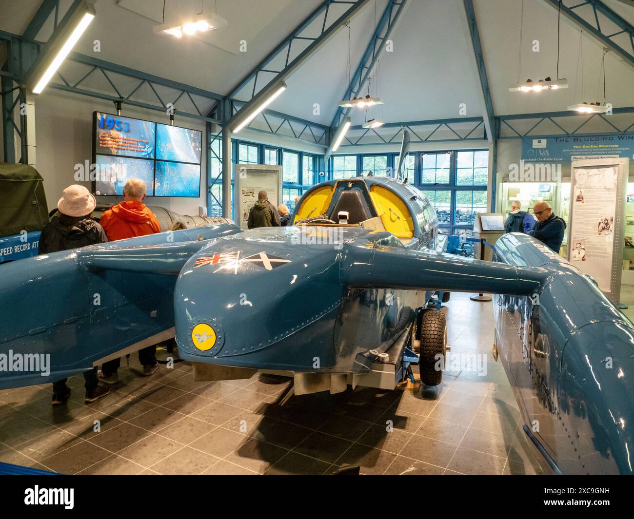 Le Bluebird restauré de Donald Campbell dans lequel il est mort en battant le record du monde de vitesse sur eau, Coniston, Lake District, Royaume-Uni. Banque D'Images