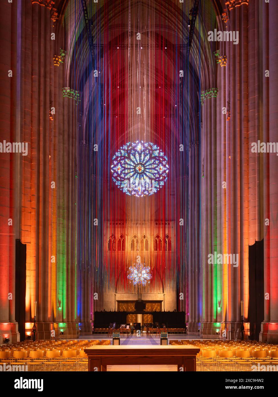 Cathédrale Saint-Jean le Divin installation intérieure célébrant le mois de la fierté. Nef illuminée pour la célébration LGBTQ+. Manhattan, New York Banque D'Images