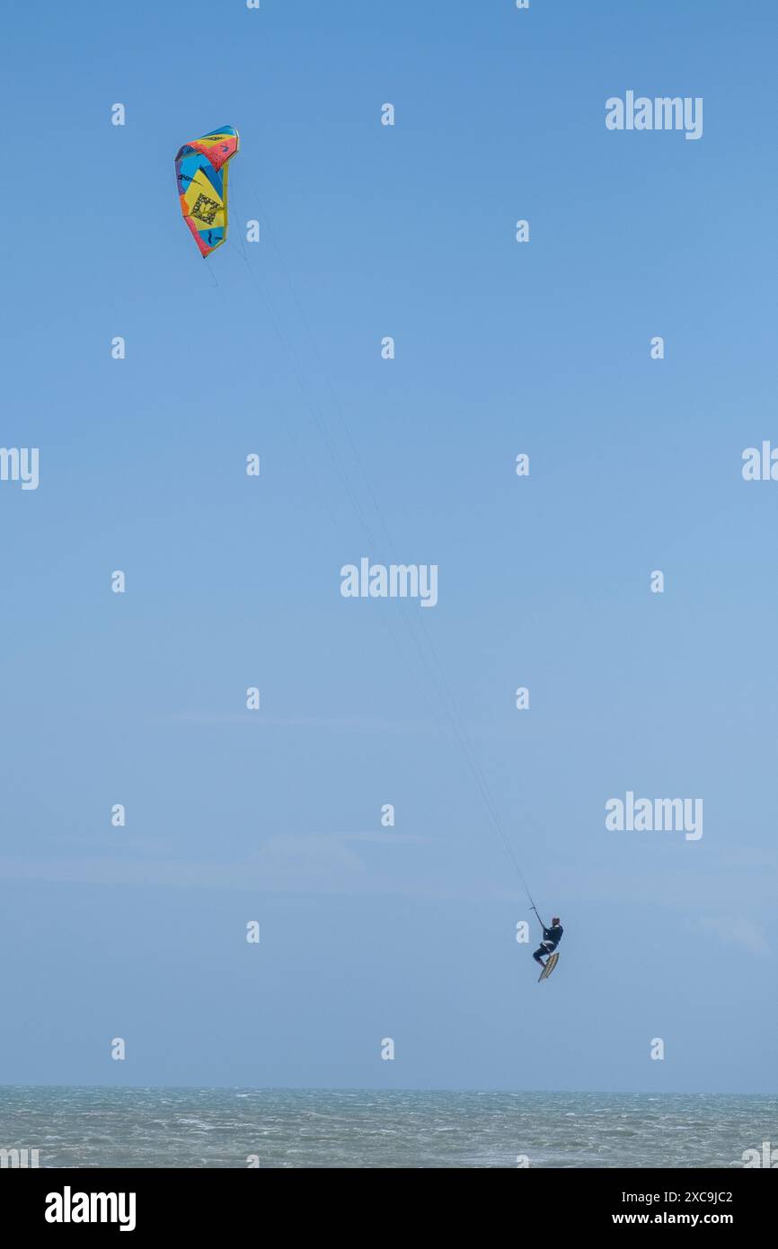 Kitesurf dans la Manche anglaise au large de la plage de Littlehampton, Sussex ouest, un samedi après-midi de juillet 2024 Banque D'Images