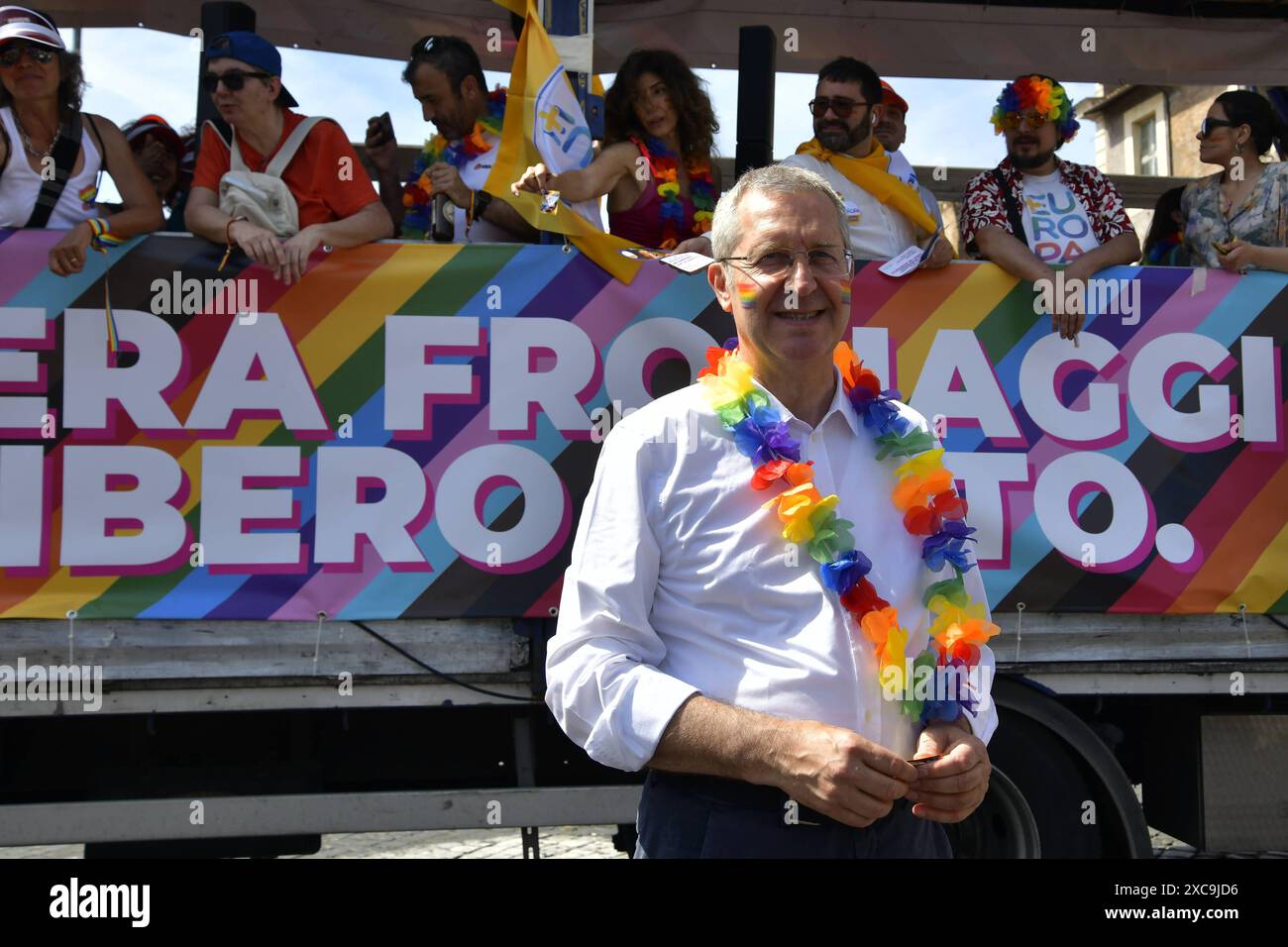 News - Roma Pride 2024 Benedetto Della Vedova of Europa Party participant à la Pride Parade annuelle dans les rues de Rome Rome Piazza della Repubblica Italie Copyright : xRobertoxBettacchix/xLiveMediax LPN 1402672 Banque D'Images