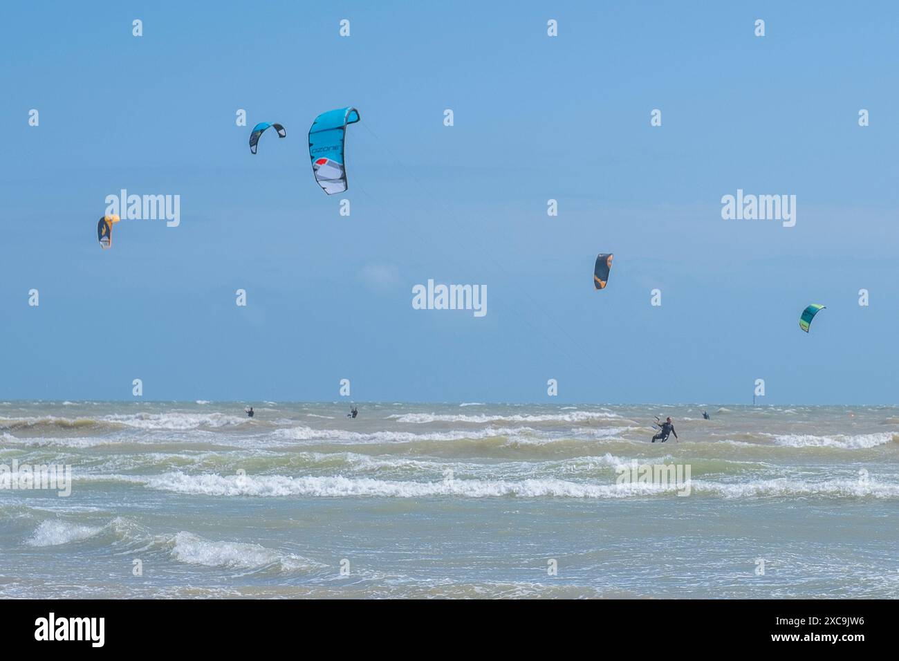 Kitesurf dans la Manche anglaise au large de la plage de Littlehampton, Sussex ouest, un samedi après-midi de juillet 2024 Banque D'Images