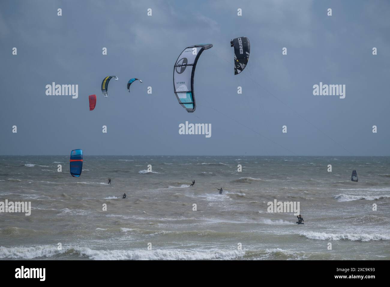 Kitesurf dans la Manche anglaise au large de la plage de Littlehampton, Sussex ouest, un samedi après-midi de juillet 2024 Banque D'Images