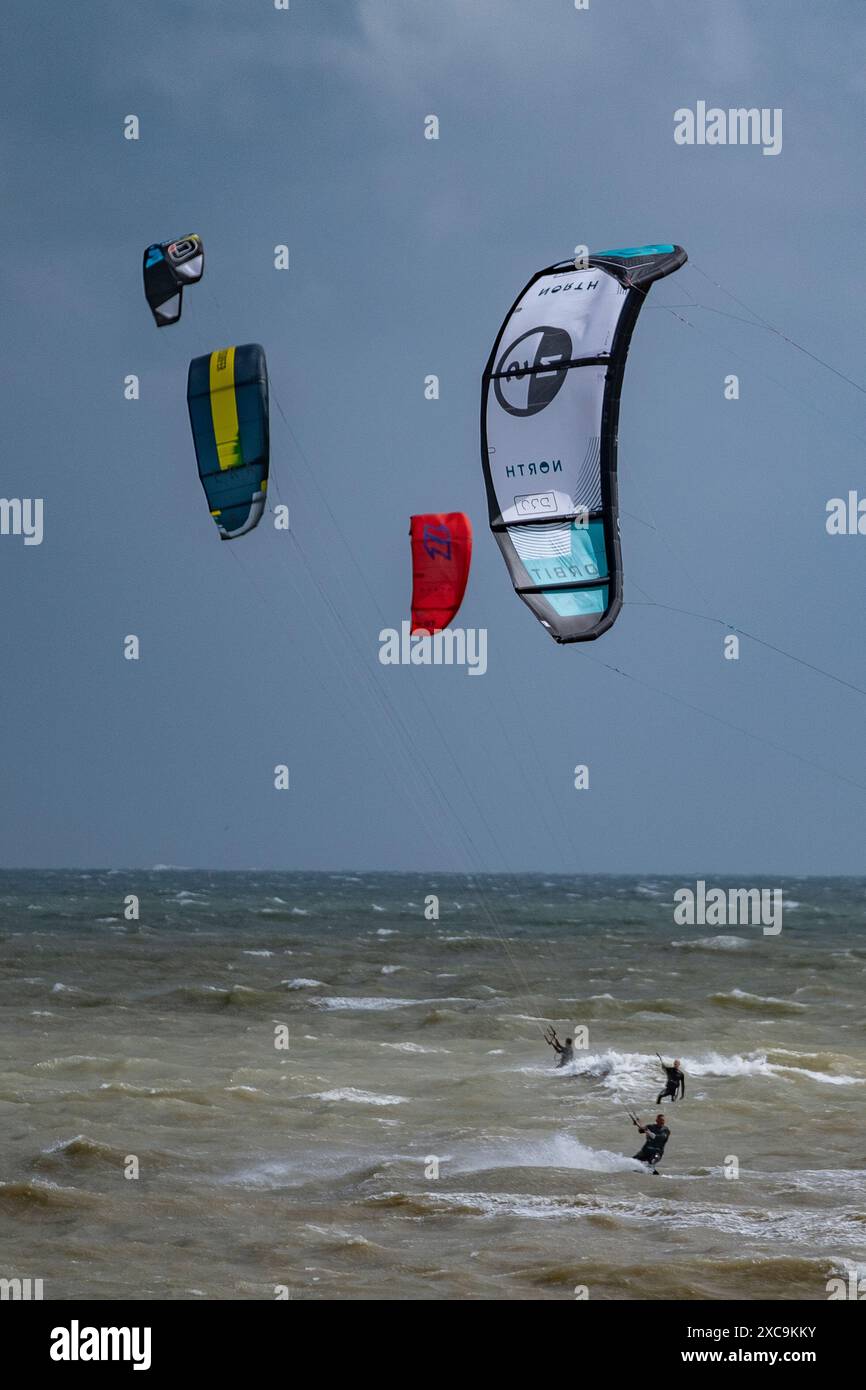 Kitesurf dans la Manche anglaise au large de la plage de Littlehampton, Sussex ouest, un samedi après-midi de juillet 2024 Banque D'Images