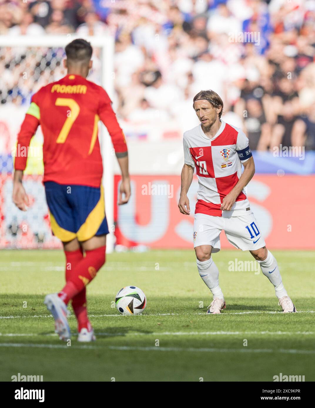 Olympiastadion, Berlin, Allemagne. 15 juin 2024. Euro 2024 Groupe B Football, Espagne contre Croatie ; Alvaro Morata (ESP) couvre la course de Luka Modric (CRO) crédit : action plus Sports/Alamy Live News Banque D'Images
