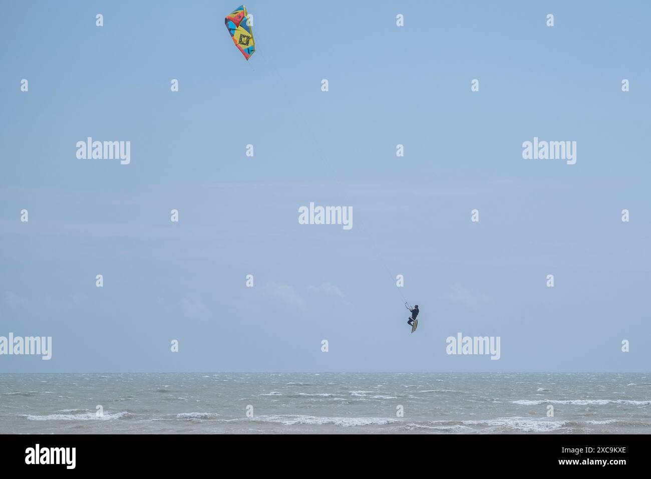 Kitesurf dans la Manche anglaise au large de la plage de Littlehampton, Sussex ouest, un samedi après-midi de juillet 2024 Banque D'Images