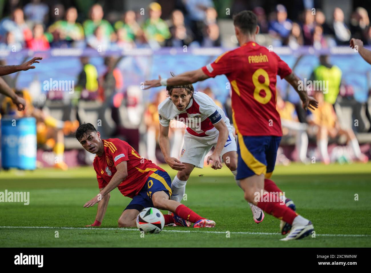 Berlin, Allemagne. 15 juin 2024. Football : UEFA Euro 2024, Championnat d'Europe, Espagne - Croatie, tour préliminaire, Groupe B, journée 1, Olympiastadion Berlin, l'Espagnol Pedri (l) et Fabian Ruiz en action contre la croate Luka Modric. Crédit : Sören Stache/dpa/Alamy Live News Banque D'Images