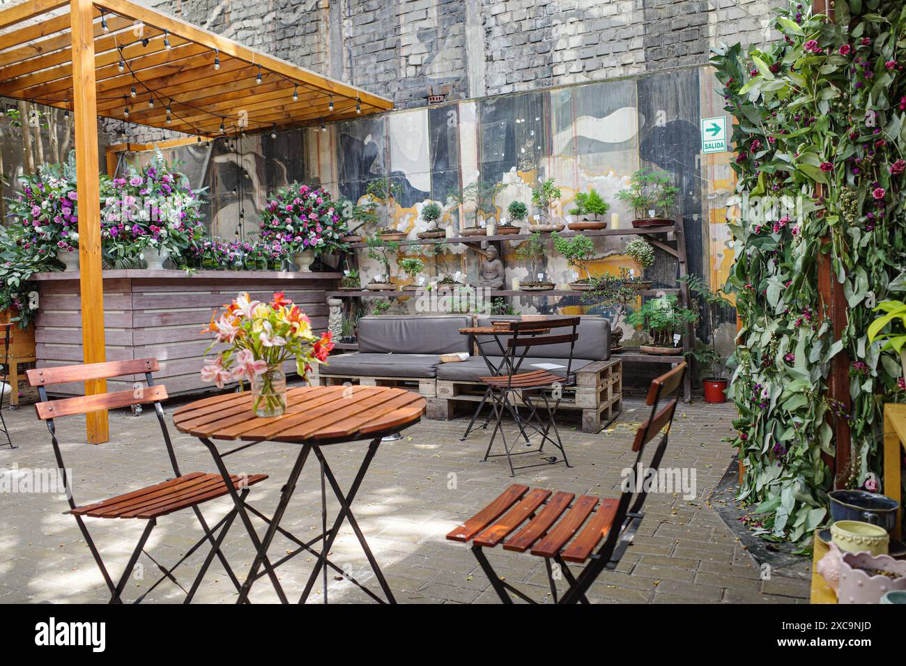 Lima, Pérou - 3 décembre 2023 : Garden coffee shop dans le magasin d'artisanat Dedalo dans le quartier artistique Barranco de Lima Banque D'Images