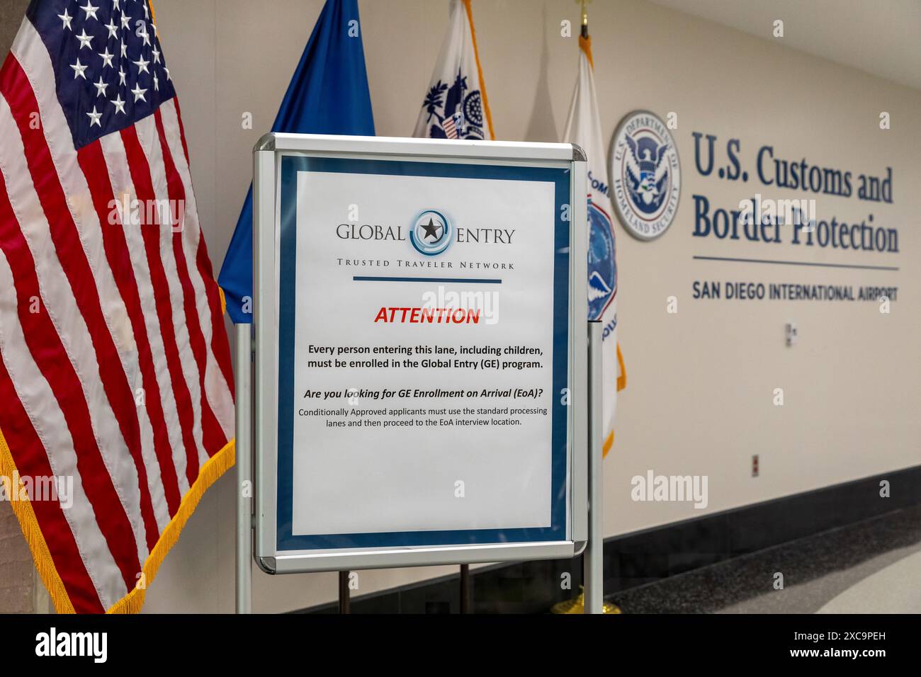 Les bornes d'entrée mondiale des douanes et de la protection des frontières américaines attendent d'être utilisées par les passagers internationaux arrivant aux États-Unis à l'aéroport international de San Diego à San Diego, Calif., Dec. 14, 2023. L'entrée mondiale est un programme CBP qui permet une autorisation accélérée pour les voyageurs pré-approuvés à faible risque à leur arrivée aux États-Unis. Les membres entrent aux États-Unis en accédant à la technologie de traitement Global Entry dans certains aéroports. Photo de Mani Albrecht Banque D'Images