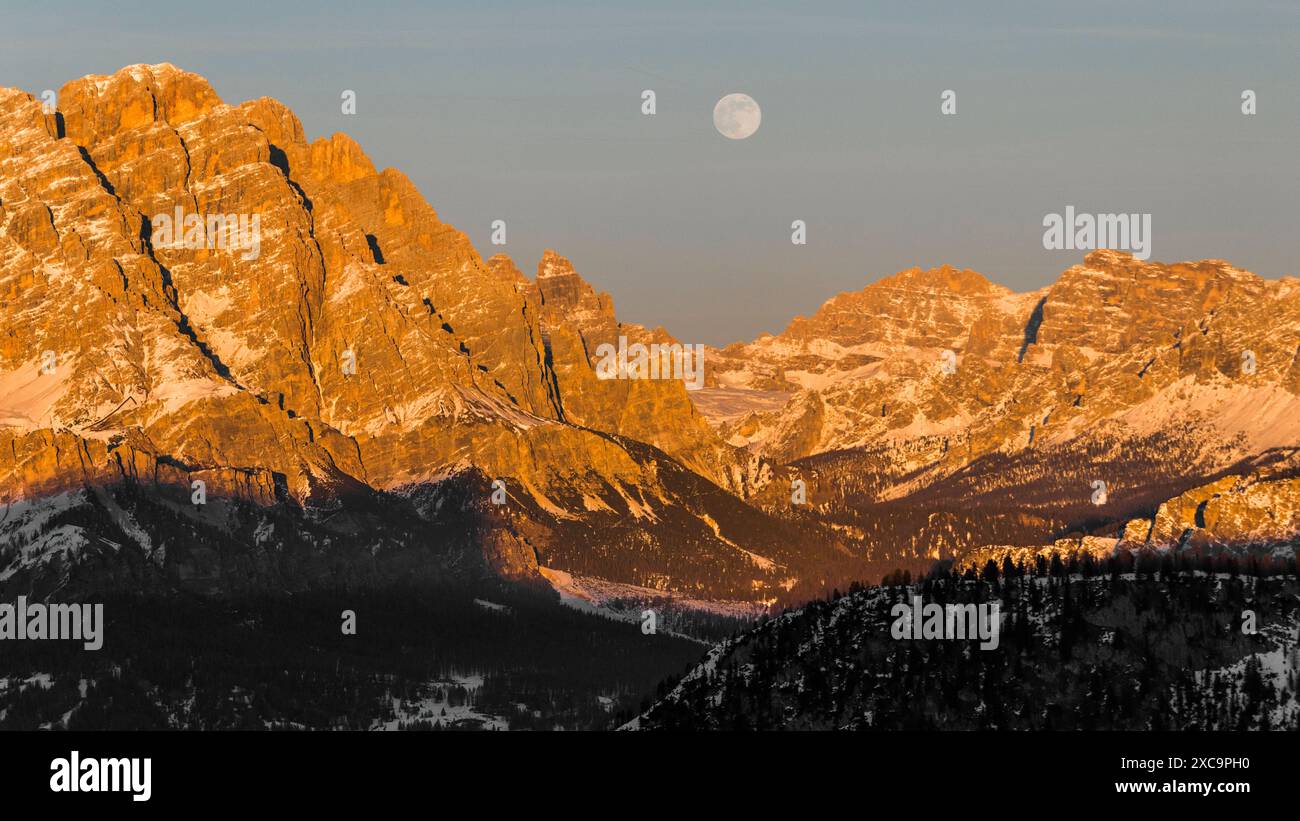 Lune et montagnes de passo Giau Banque D'Images