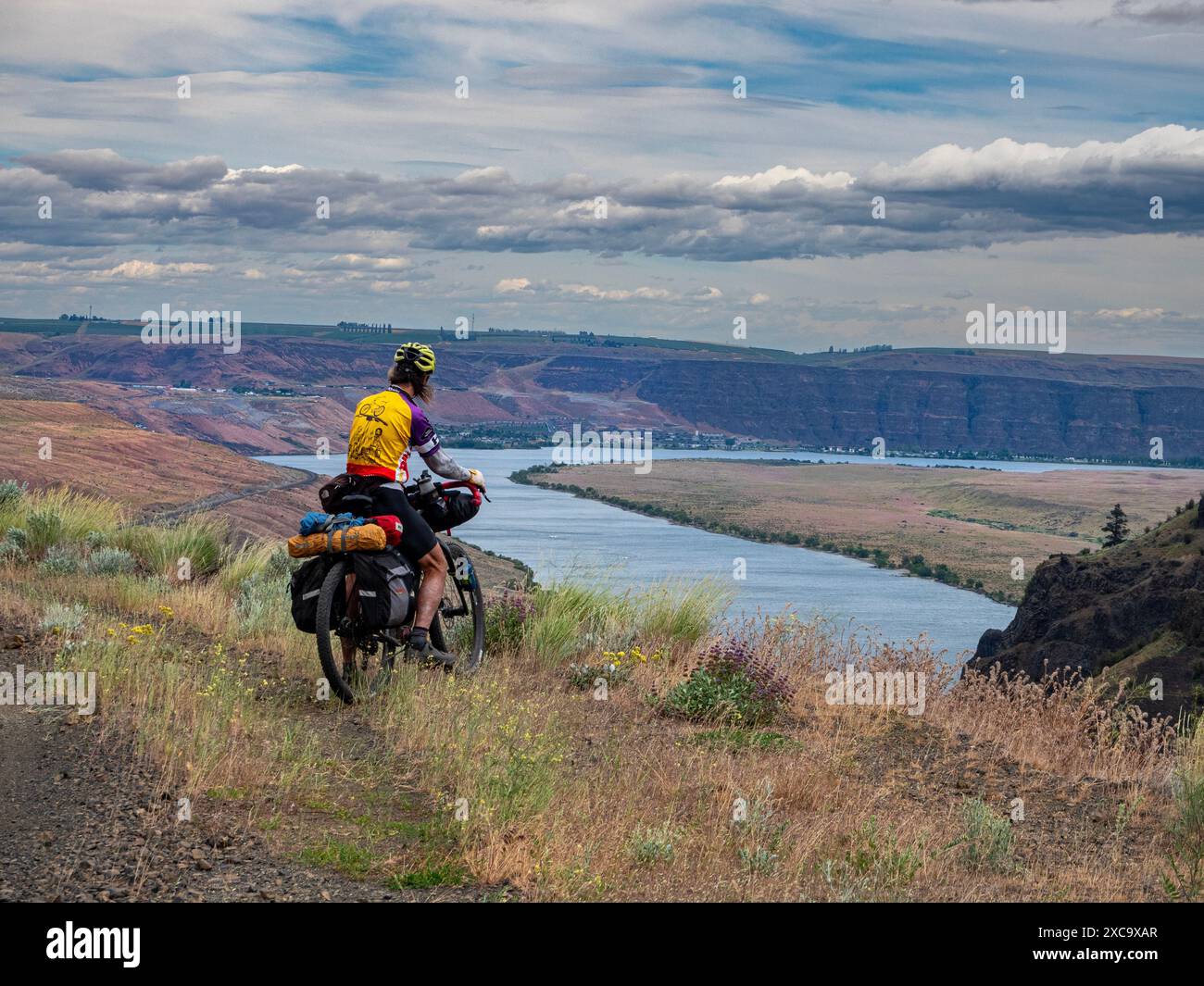 WA25393-00...WASHINGTON - cycliste descendant des routes abandonnées au-dessus du fleuve Columbia. Banque D'Images