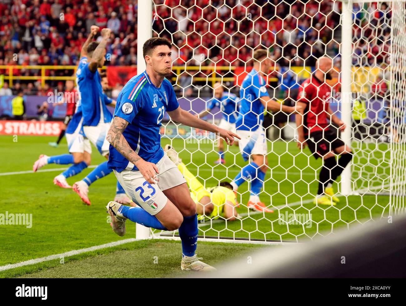 L'Italien Alessandro Bastoni célèbre avoir marqué le premier but de son équipe lors du match du Groupe B de l'UEFA Euro 2024 au BVB Stadion Dortmund à Dortmund, en Allemagne. Date de la photo : samedi 15 juin 2024. Banque D'Images