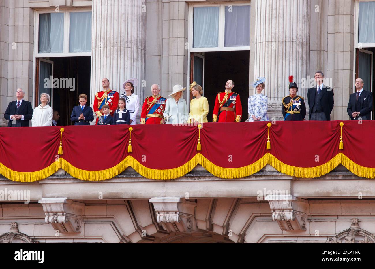 Londres, Royaume-Uni. 15 juin 2024. 15 juin 2024 le roi Charles III et la reine Camilla et les membres de la famille royale sur le balcon du palais de Buckingham. Trooping The Colour marque l'anniversaire officiel du souverain britannique depuis plus de 260 ans. Plus de 1400 soldats de défilé, 200 chevaux et 400 musiciens défilent dans une grande démonstration de précision militaire, d'équitation et de fanfare. Crédit : Mark Thomas/Alamy Live News Banque D'Images
