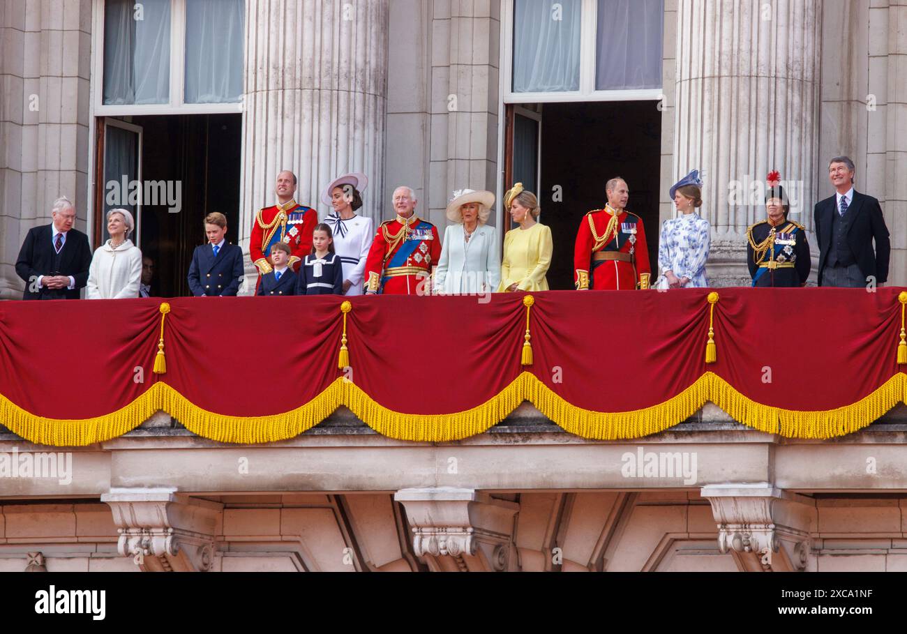 Londres, Royaume-Uni. 15 juin 2024. 15 juin 2024 le roi Charles III et la reine Camilla et les membres de la famille royale sur le balcon du palais de Buckingham. Trooping The Colour marque l'anniversaire officiel du souverain britannique depuis plus de 260 ans. Plus de 1400 soldats de défilé, 200 chevaux et 400 musiciens défilent dans une grande démonstration de précision militaire, d'équitation et de fanfare. Crédit : Mark Thomas/Alamy Live News Banque D'Images