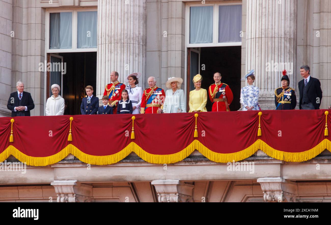 Londres, Royaume-Uni. 15 juin 2024. 15 juin 2024 le roi Charles III et la reine Camilla et les membres de la famille royale sur le balcon du palais de Buckingham. Trooping The Colour marque l'anniversaire officiel du souverain britannique depuis plus de 260 ans. Plus de 1400 soldats de défilé, 200 chevaux et 400 musiciens défilent dans une grande démonstration de précision militaire, d'équitation et de fanfare. Crédit : Mark Thomas/Alamy Live News Banque D'Images