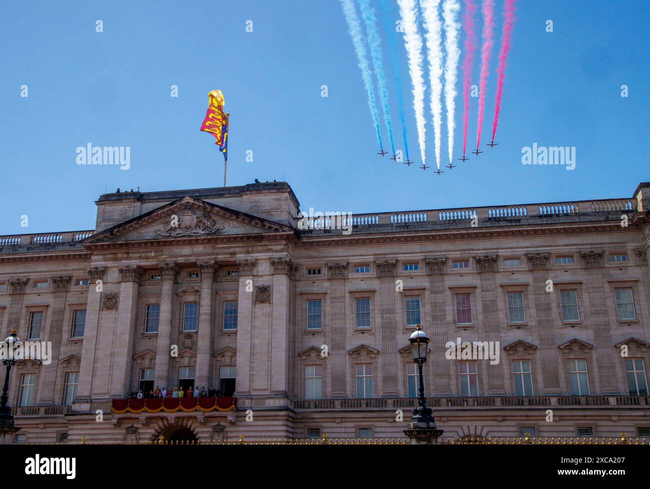 Londres, Royaume-Uni. 15 juin 2024. 15 juin 2024 flèches rouges survolant Buckingham Palace Trooping The Colour marque l'anniversaire officiel du souverain britannique depuis plus de 260 ans. Plus de 1400 soldats de défilé, 200 chevaux et 400 musiciens défilent dans une grande démonstration de précision militaire, d'équitation et de fanfare. Crédit : Mark Thomas/Alamy Live News Banque D'Images