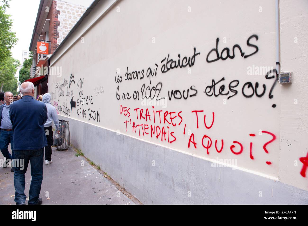 Laurent Paillier/le Pictorium - manifestation contre l'extrême droite le 15 juin à Paris - 15/06/2024 - France/Ile-de-France (région)/Paris - le samedi 15 juin 2024, des manifestations contre l'extrême droite ont eu lieu dans toute la France. A Paris, une procession part de la place de la République pour finir place de la Nation. Ces rassemblements ont été organisés par des opposants de l'extrême droite, dont la coalition de gauche du Nouveau Front populaire, en vue des élections législatives anticipées. Les revendications communes comprenaient l'augmentation des salaires, l'abolition de la réforme des retraites, la lutte contre la discrimination A. Banque D'Images