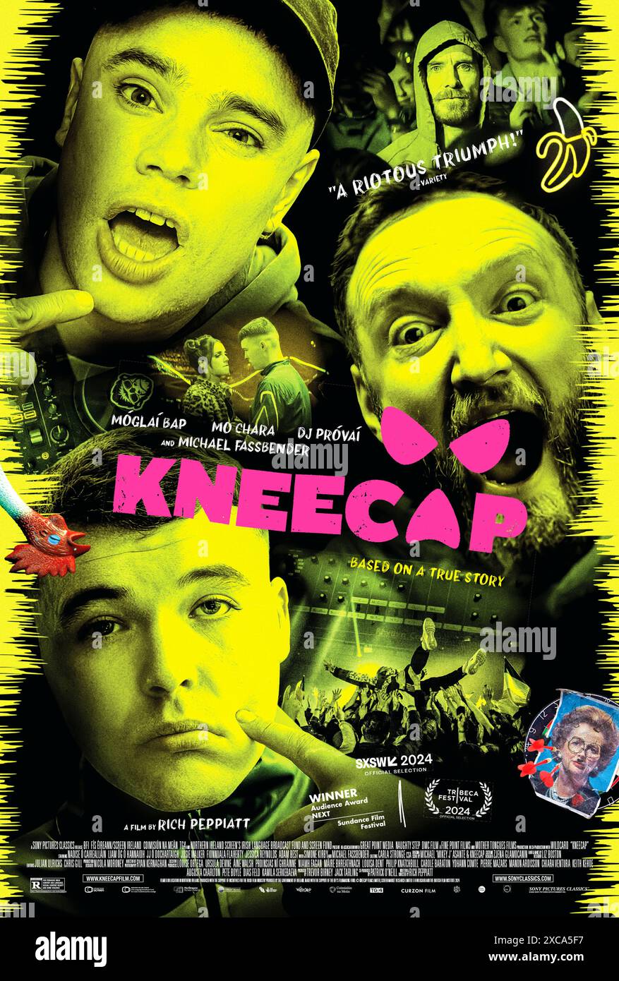 Kneecap (2024) réalisé par Rich Peppiatt avec Móglaí BaP, Mo Chara et DJ Próvai. Lorsque le destin amène JJ, professeur de Belfast, dans l'orbite de Naoise et Liam OG, « Low Life Scum », avoués eux-mêmes, l'aiguille tombe sur un numéro hip hop comme aucun autre. Rapper dans leur irlandais natal, ils mènent un mouvement pour sauver leur langue maternelle. Affiche US One Sheet ***USAGE ÉDITORIAL SEULEMENT***. Crédit : BFA / Sony Pictures Classics Banque D'Images