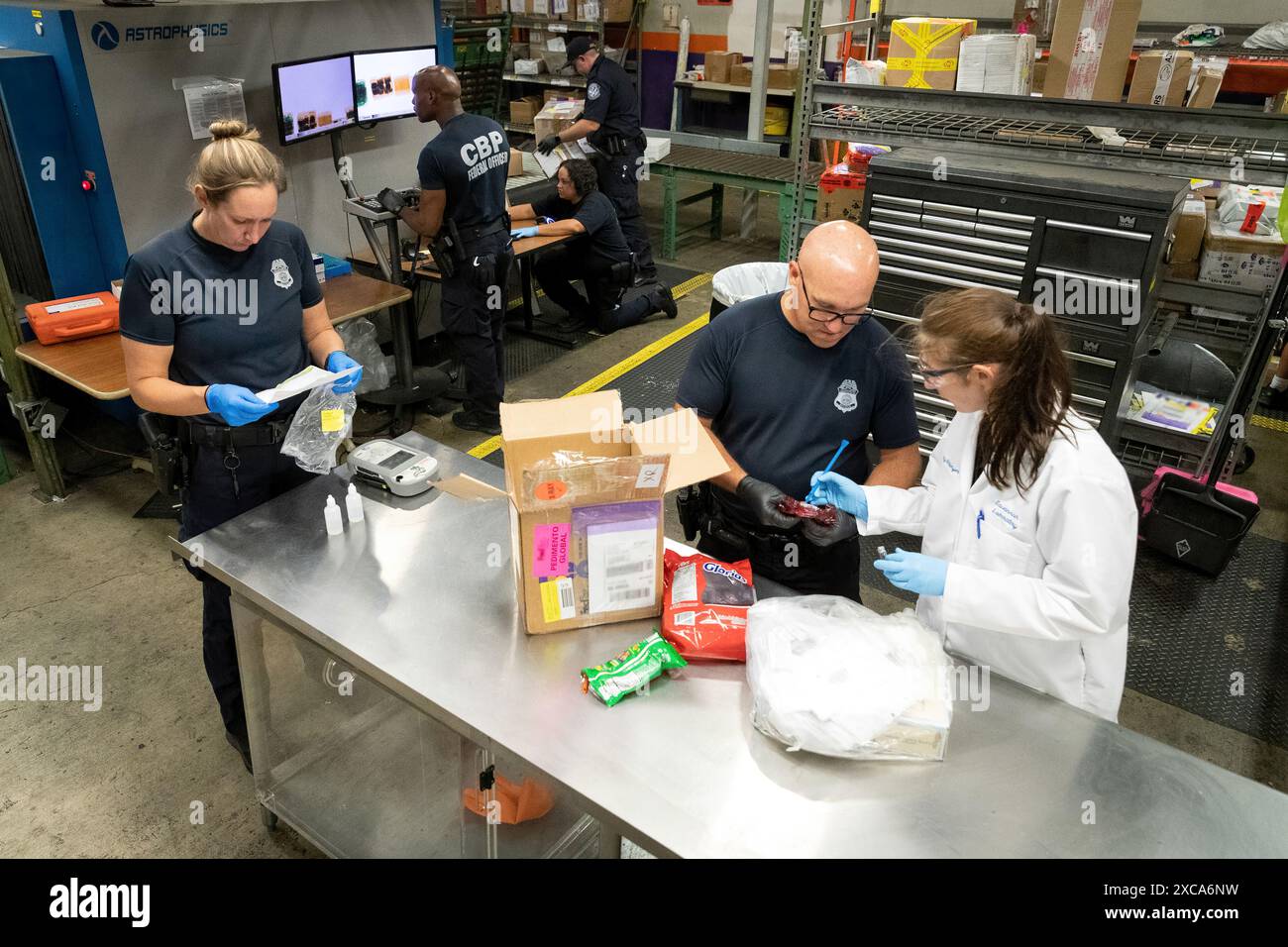 Des scientifiques des laboratoires CBP et des Services scientifiques effectuent des tests de dépistage de médicaments au Laboratoire d'exploitation du port de Memphis, à 22 juillet 2021. Photo CBP par Jerry Glaser Banque D'Images