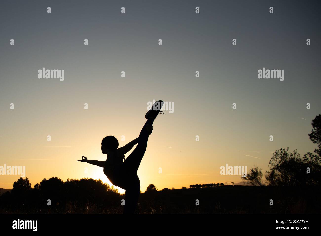 Silhouette d'une jeune et belle femelle sur une promenade d'été pendant l'heure d'or dans le village de montagne El Papiol, près de Barcelone Banque D'Images