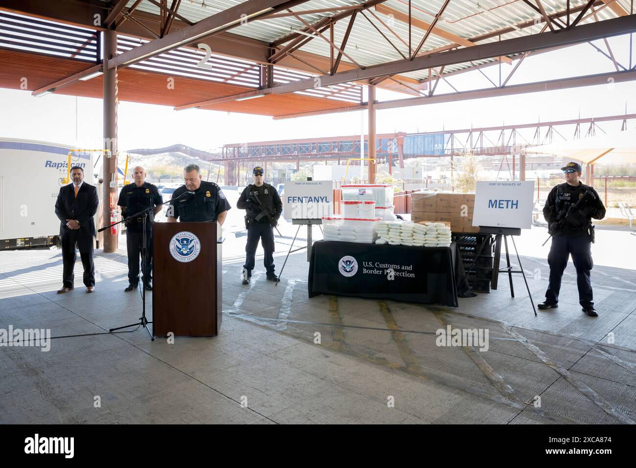 Michael Humphries, directeur du port de Nogales, fournit des détails sur la plus importante saisie de fentanyl de l'histoire du CBP. Les agents des douanes et de la protection des frontières des États-Unis à l'installation commerciale de Nogales ont saisi près de 4,6 millions de dollars de fentanyl et de méthamphétamine totalisant près de 650 livres le samedi 26 janvier 2019 auprès d'un ressortissant mexicain lorsqu'il a tenté d'entrer aux États-Unis par le port de Nogales. La saisie de méthamphétamine représente la troisième saisie la plus importante dans un port de l'Arizona. Photo CBP de Jerry Glaser. Banque D'Images